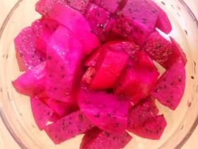 这是一碗火龙果,吃完赶紧睡。